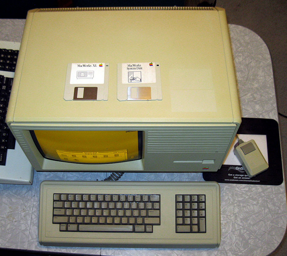 RARE APPLE LISA 2 / MACINTOSH XL COMPUTER AMBER CRT DISPLAY, FULLY